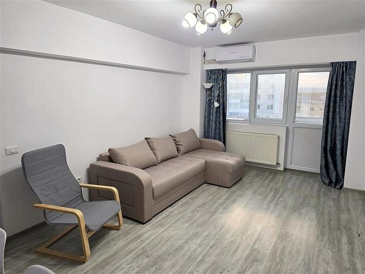 Apartament cu 3 camere semidecomandat în Unirii Sud