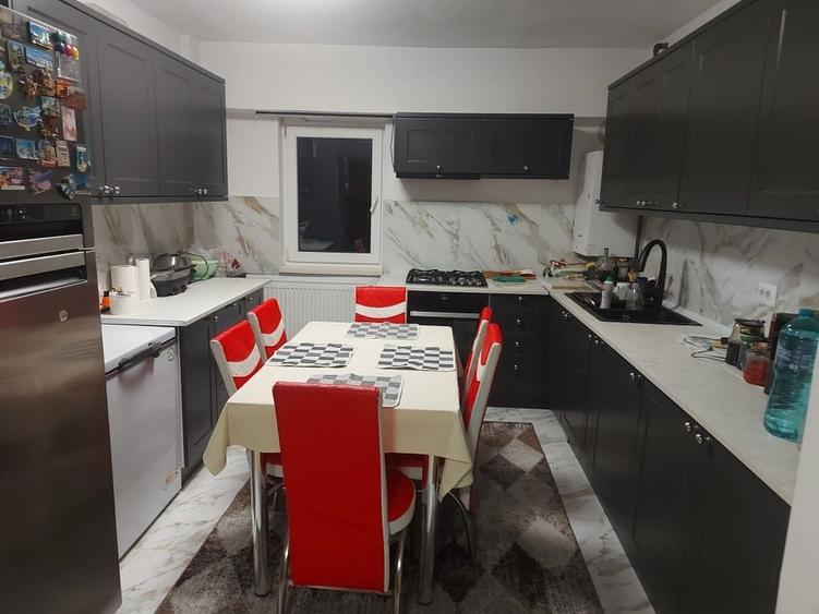 Apartament cu 4 camere decomandat în Central