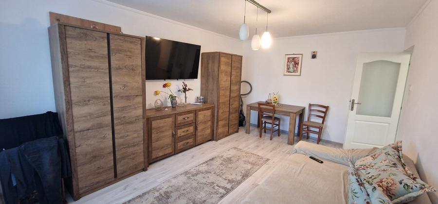 Apartament cu 3 camere decomandat în Poarta 6