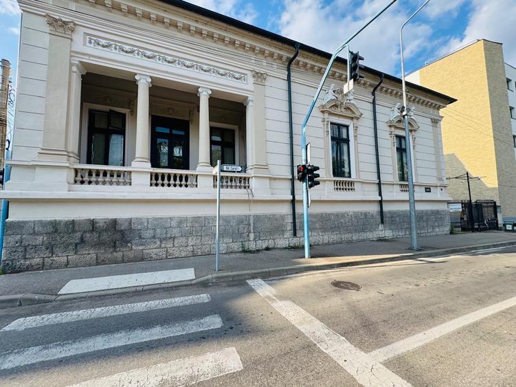 Birou, de 400 mp, în Central