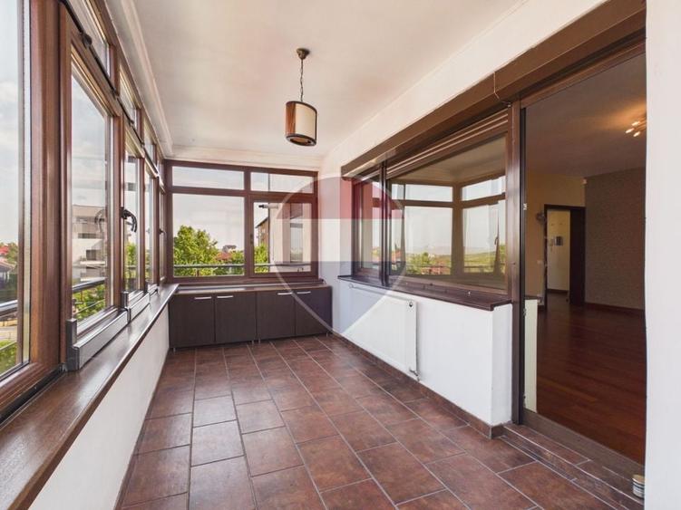 Apartament cu 6 camere decomandat în Sisești
