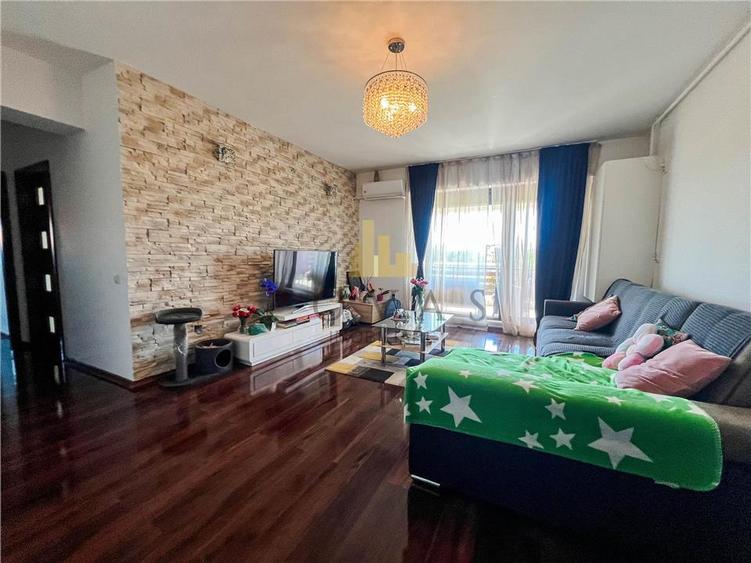 Apartament cu 3 camere semidecomandat, mobilat în Est