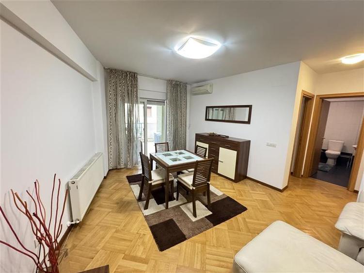 Apartament cu 3 camere semidecomandat în Herăstrău