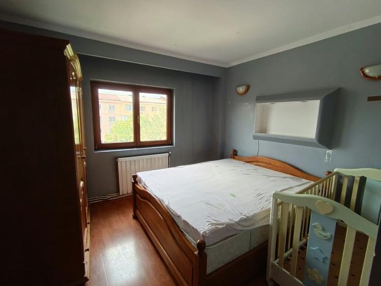 Apartament cu 3 camere decomandat, mobilat în Republicii