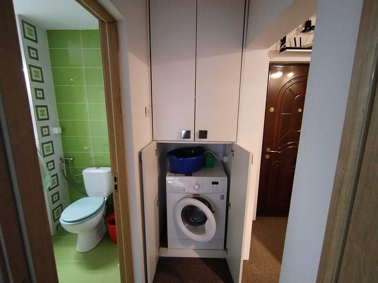 Apartament cu 3 camere decomandat în Girocului