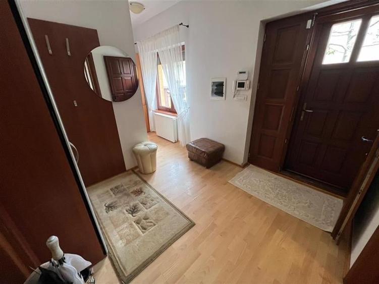 Casă individuală cu 8 camere cu Canalizare în Ultracentral