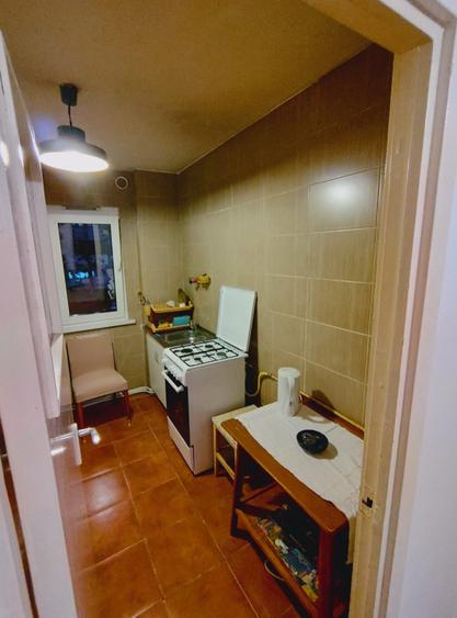 Apartament cu 3 camere semidecomandat, mobilat în Tătărași