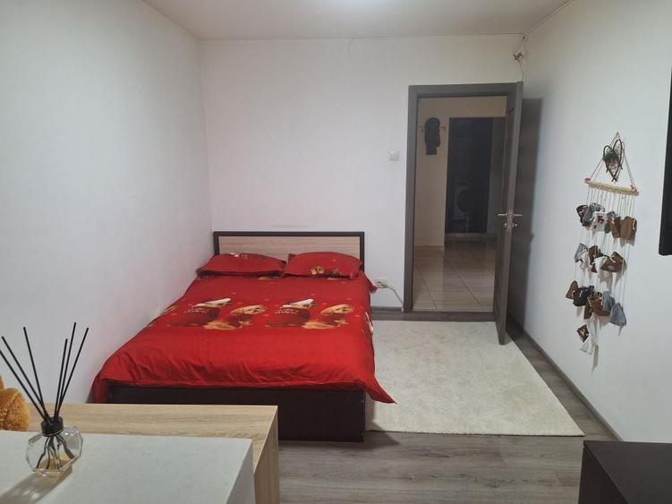 Apartament cu 4 camere decomandat în Cotroceni
