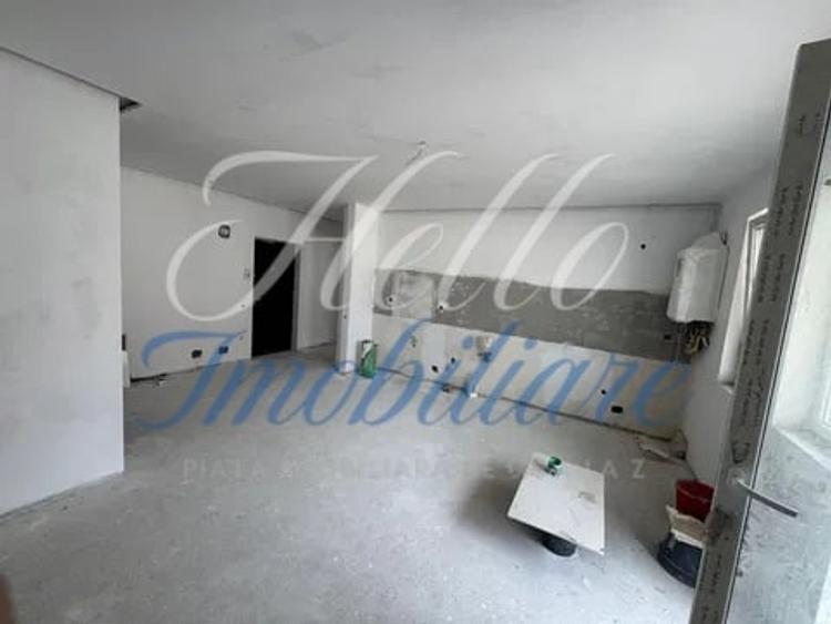 Apartament cu 3 camere semidecomandat în Florești