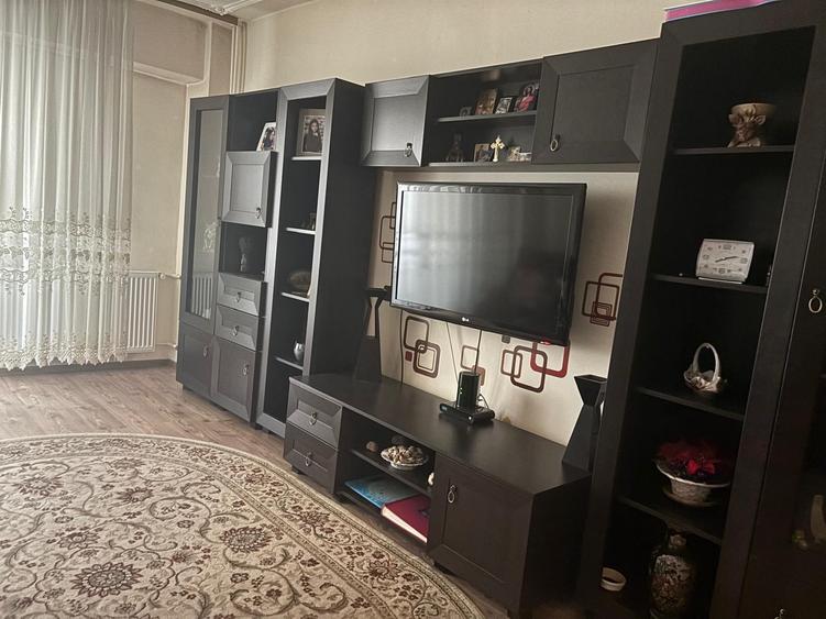 Apartament cu 3 camere decomandat, mobilat în P-ța Unirii