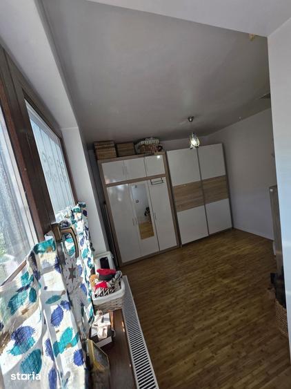 Casă cu 5 camere cu Teren 240 Mp în Tei