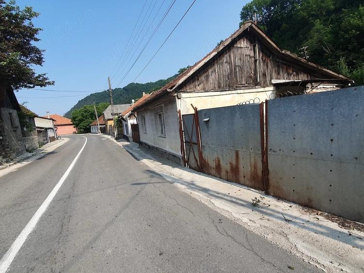 Casă cu Teren 2 Mp în Băița