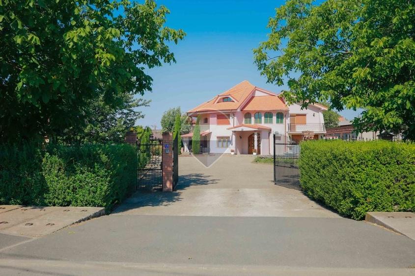 Casă individuală cu 5 camere cu Teren 1198 Mp în Central