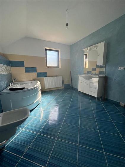 Casă individuală cu 5 camere cu Canalizare în Central