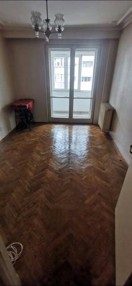 Apartament cu 3 camere semidecomandat în Baba Novac