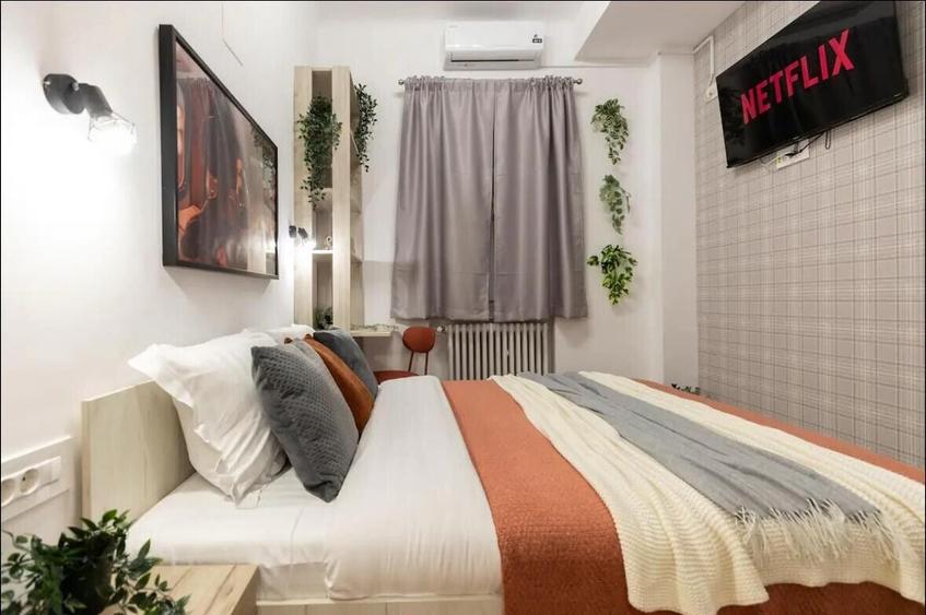 Apartament cu 3 camere semidecomandat, mobilat în P-ța Romană