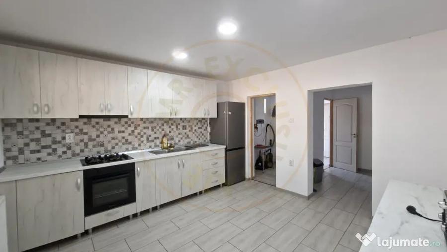 Casă cu 7 camere cu Teren 1200 Mp în Budeasa