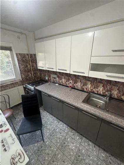 Apartament cu 3 camere decomandat, mobilat în Lipovei