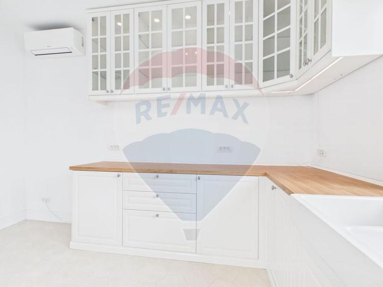 Casă individuală cu 8 camere cu Teren 400 Mp în Corbeanca