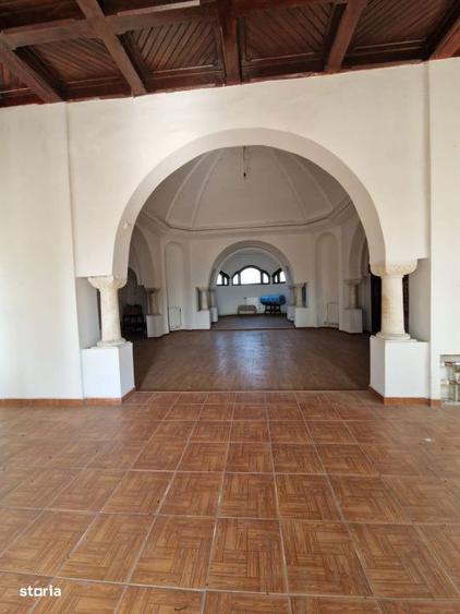 Casă cu 10 camere cu Teren 95000 Mp în Central