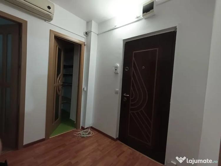 Apartament cu 3 camere semidecomandat în Micro 17