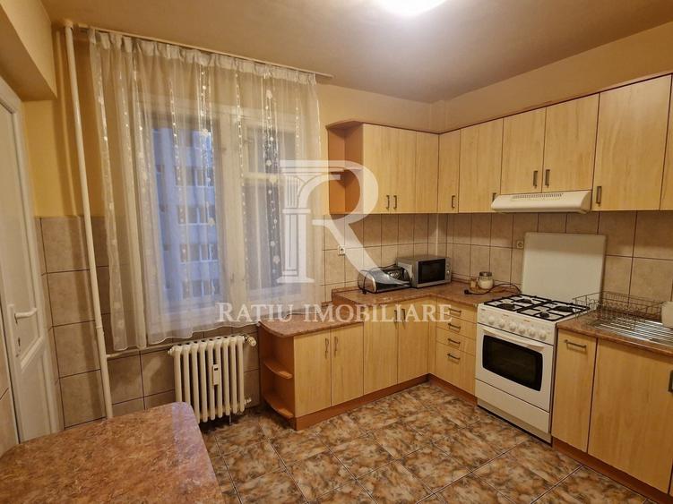 Apartament cu 4 camere decomandat, mobilat în Decebal