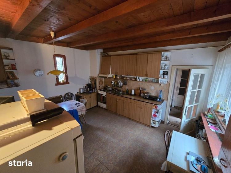 Casă cu 8 camere cu Teren 800 Mp în Independenței