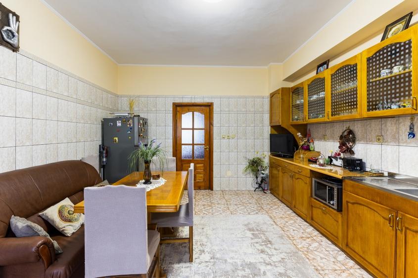 Casă individuală cu 8 camere cu Garaj în Faleza Nord