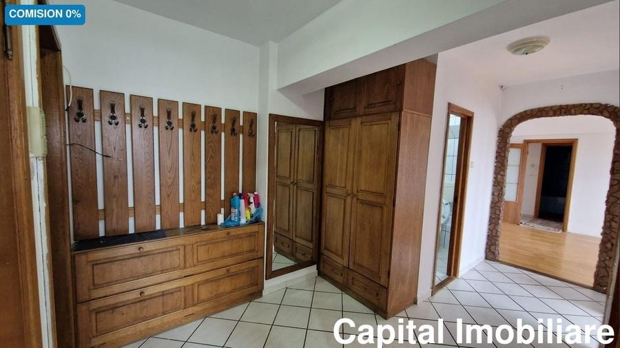 Apartament cu 3 camere semidecomandat în Central