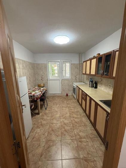 Apartament cu 4 camere semidecomandat în Rahova