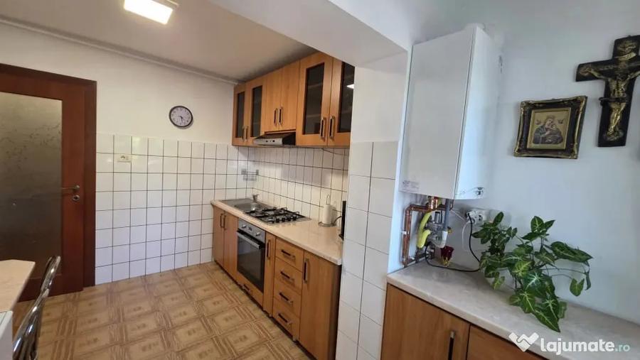 Apartament cu 3 camere decomandat în Aradului