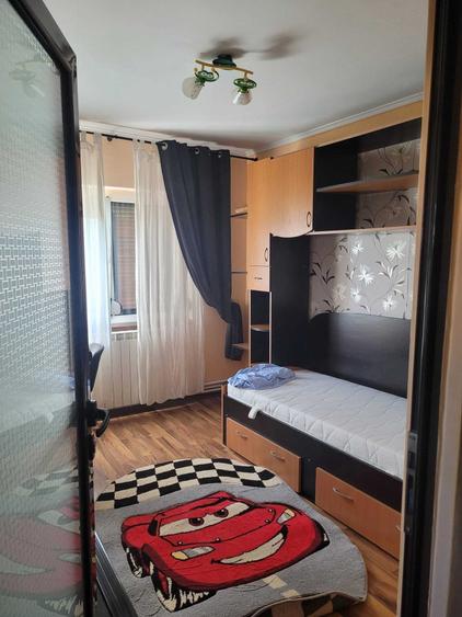 Apartament cu 3 camere decomandat în Calarași 4