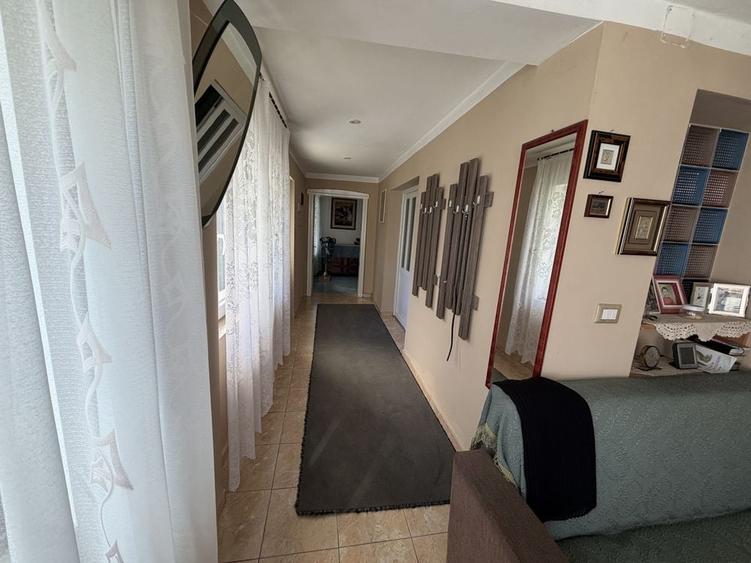 Casă cu 4 camere în Podeni