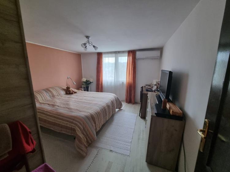 Casă individuală cu 8 camere cu Canalizare în Sărărie