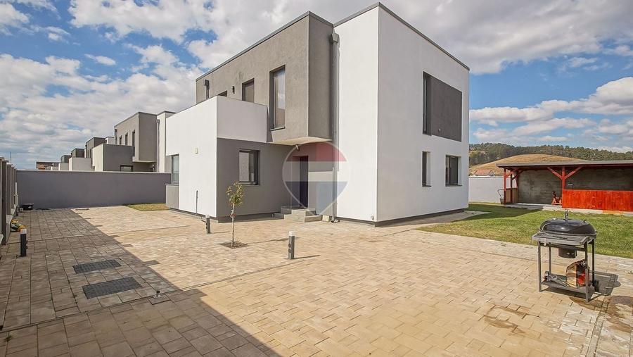 Casă individuală cu 5 camere cu Teren 500 Mp în Sânpetru