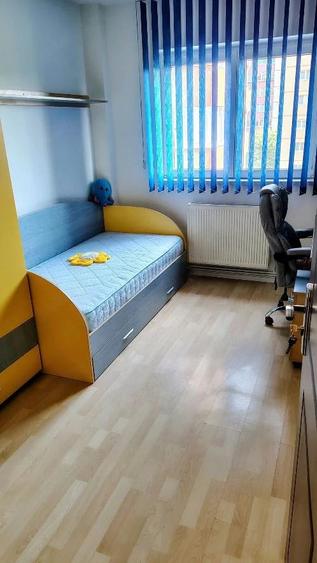 Apartament cu 3 camere decomandat în Răcădău