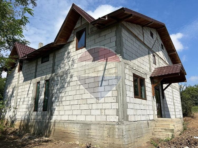 Casă individuală cu 7 camere cu Teren 800 Mp în Măineasca