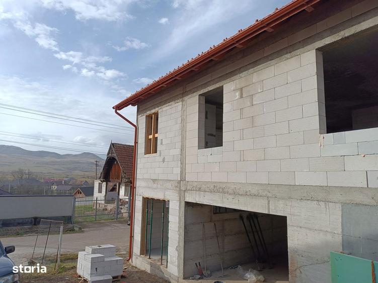 Casă cu 4 camere în Brăișoru