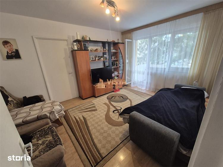 Apartament cu 3 camere semidecomandat în Astra