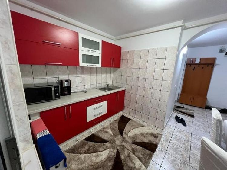 Apartament cu 3 camere decomandat, mobilat în Faleza Nord