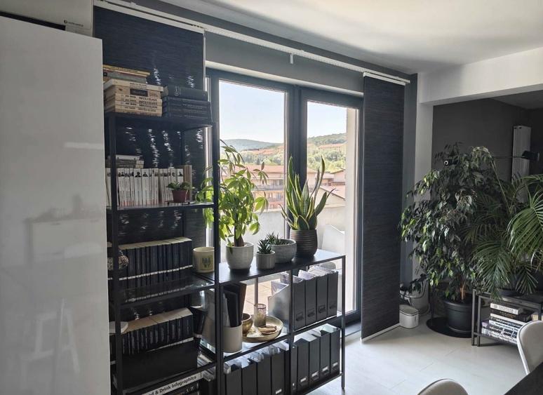 Apartament cu 3 camere , terasa de 50 mp,parcare - 2