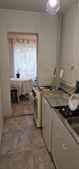 Se inchiriaza in Bariera Bucuresti o garsoniera la etajul 1 ,pret 1100 ron - 2