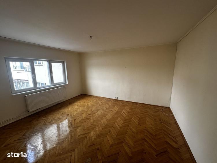 Apartament cu 4 camere decomandat în Central