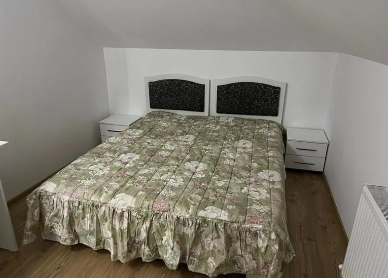 Apartament cu 3 camere semidecomandat în Podu Roș