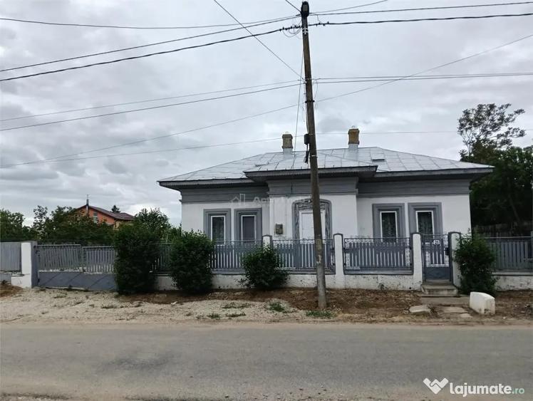 Casă cu 3 camere cu Teren 900 Mp în Central