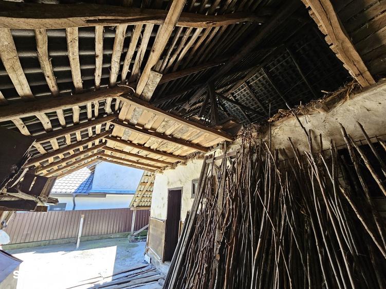 Casă cu 3 camere cu Teren 1330 Mp în Păunești