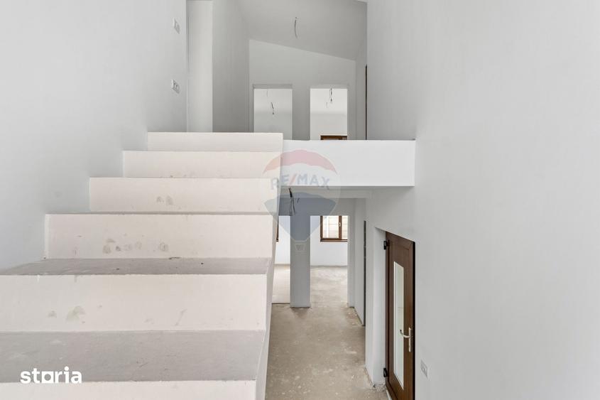 Casă cu 7 camere cu Teren 437 Mp în Livada