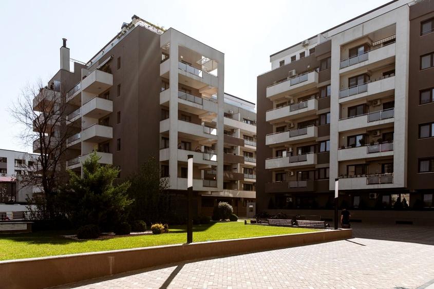Apartament cu 3 camere semidecomandat, mobilat în Central