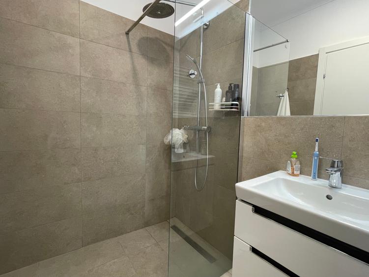 Apartament cu 4 camere decomandat în Băneasa