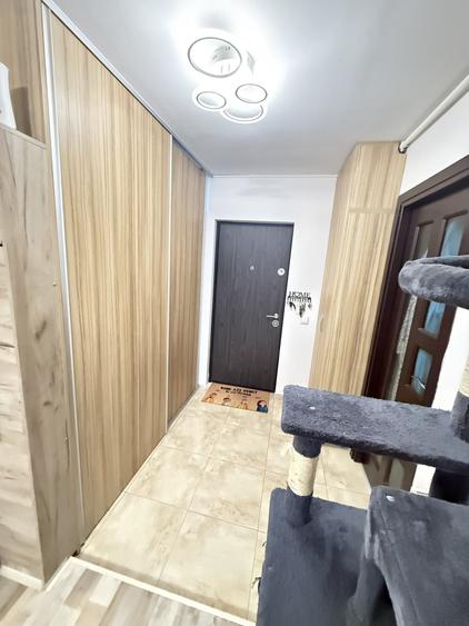 Apartament cu 3 camere semidecomandat, mobilat în Iris